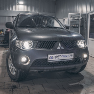 Установка в рефлекторные фары Mitsubishi L200 светодиодных би-линз